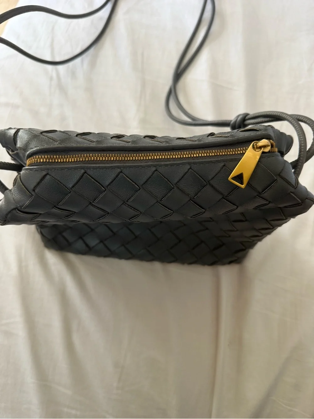Bottega Veneta Intreciatto Loop Crossbody bag in Grey - Picture 3 of 4
